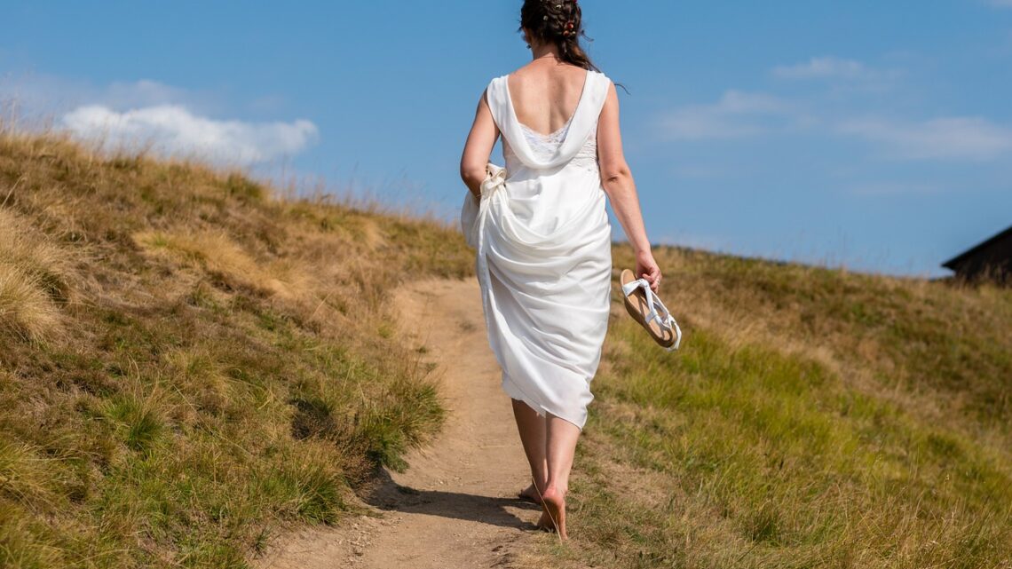 Si chiama Earthing e si fa a piedi nudi, ecco cos’è